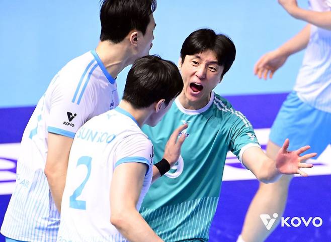 10일 인천 계양체육관에서 열린 현대캐피탈과의 챔프전 5차전에서 득점한 뒤 기뻐하는 대한항공 선수들. 사진 한국배구연맹