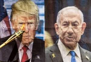 < 불타는 트럼프·네타냐후 사진 > 9일 필리핀 마닐라에서 열린 반전 시위 참가자들이 도널드 트럼프 미국 대통령과 베냐민 네타냐후 이스라엘 총리 사진에 불을 붙이고 있다. /로이터연합뉴스