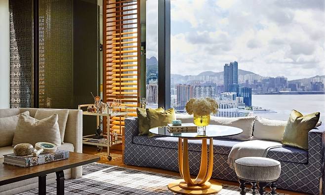 로즈우드 홍콩은 전 객실에서 하버 뷰를 감상할 수 있다. 아래 사진은 호텔 1층 중정에 자리잡은 토마스 하우즈아고의 ‘Sleeping Lady’.   /로즈우드 홍콩 제공