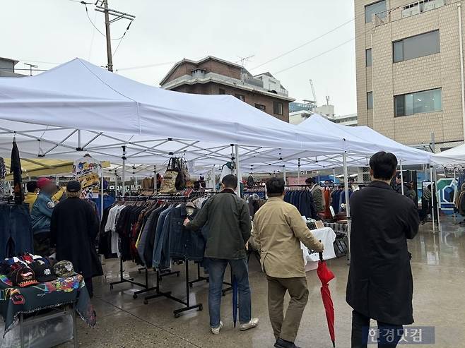 10일 서울 성동구 펍지 성수에서 열린 구미래 빈티지 플리마켓 / 사진=이수 기자