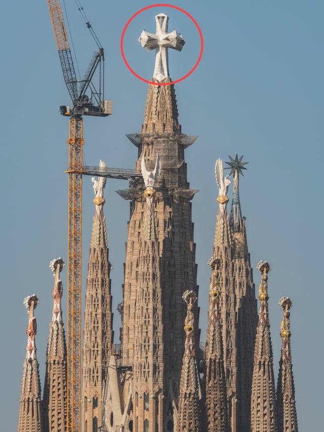 2026년 2월 완성된 예수 탑 상단. 가우디 서거 100주년에 맞춰 설치됐다.