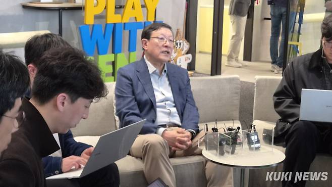 허태수 GS 회장이 서울 강남 GS타워에서 ‘AI혁신위원회 3차 회의’에 앞서 기자들과 인터뷰를 진행 중이다. 이소연 기자