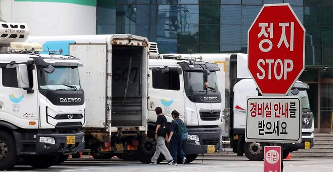경기 시흥시 삼립 시화공장에서 물류차량이 세워져 있다. 2025.06.02. 뉴시스