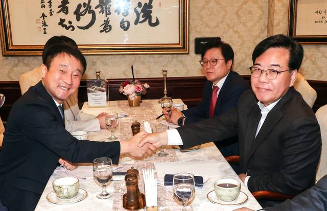 한병도(왼쪽) 더불어민주당 원내대표와 송언석 국민의힘 원내대표가 10일 서울 여의도 켄싱턴 호텔에서 추경안 관련 논의를 하기에 앞서 악수하고 있다. 연합뉴스