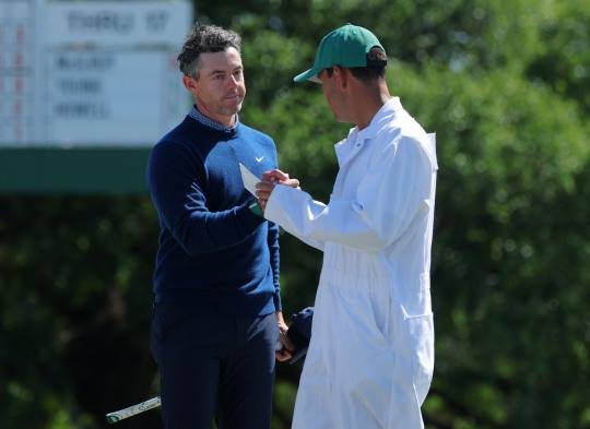 1라운드를 마친 매킬로이(왼쪽). / 사진=연합뉴스