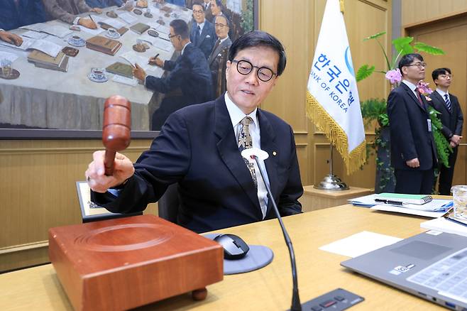 이창용 한국은행 총재가 10일 서울 중구 한국은행 본관에서 열린 금융통화위원회 본회의에서 의사봉을 두드리고 있다.  [연합뉴스]