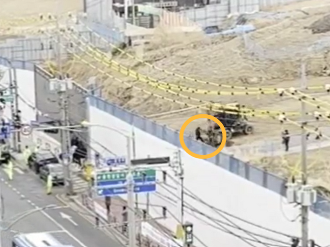 9일 오전 용역직원으로 추정되는 한 남성이 부지 평탄화 작업 중이던 포크레인으로 돌진하고 있다. [독자 제공]