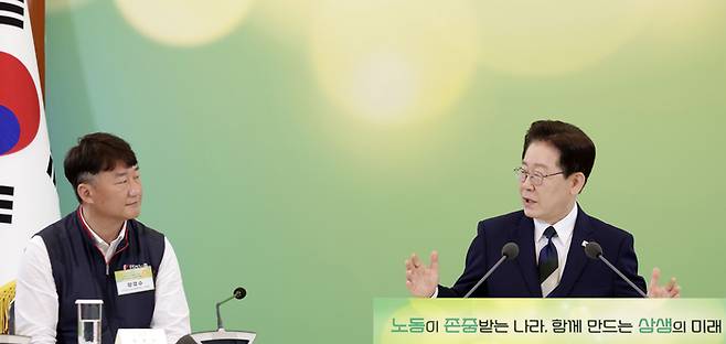 이재명 대통령이 10일 청와대에서 열린 민주노총 초청간담회에서 양경수 위원장과 대화하고 있다. [청와대통신사진기자단]