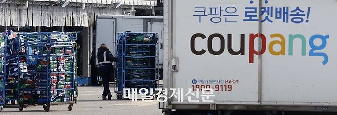 서울의 한 쿠팡 물류센터에서 배송작업을 하고 있다. [김호영기자]