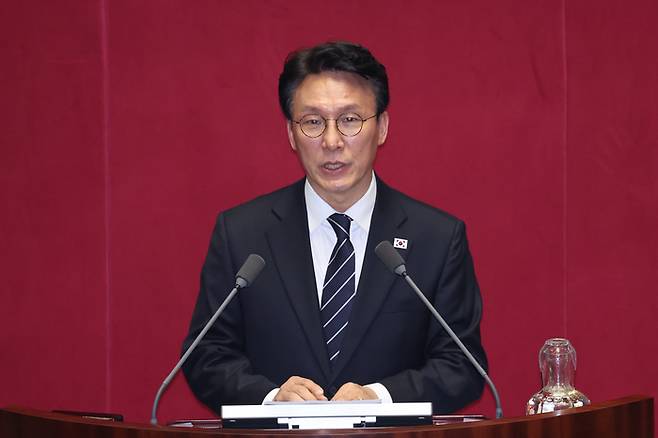 김민석 국무총리가 10일 서울 여의도 국회에서 열린 제434회국회(임시회) 3차 본회의에서 2026년도 제1회 추가경정예산안(정부) 가결에 대한 정부측 인사를 하고 있다. [뉴스1]