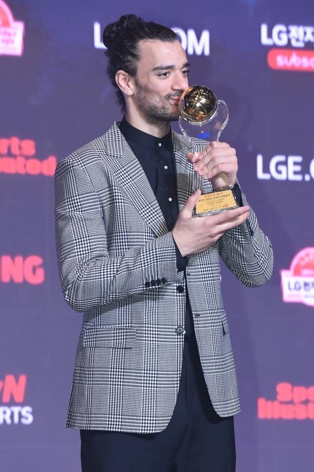 특별한 하루를 보낸 만큼 가장 생각나는 사람들도 있을 터. 마레이는 창원에서 함께 지내고 있는 아내, 그리고 아이들을 먼저 생각했다. 그는 “가족은 가장 큰 힘이다. 항상 옆에서 응원해주고 지지해줘서 감사하다. 좋은 남편, 좋은 아버지가 되기 위해 노력하고 있다. 그런 모습이 코트에서도 좋은 영향을 준다고 생각한다”고 전했다. 사진=KBL 제공