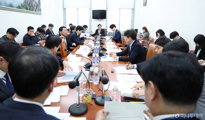 박수영 소위원장이 10일 서울 여의도 국회에서 열린 재정경제기획위원회 조세소위원회에서 안건을 논의하고 있다. 2026.4.10/사진=뉴스1 /사진=(서울=뉴스1) 신웅수 기자