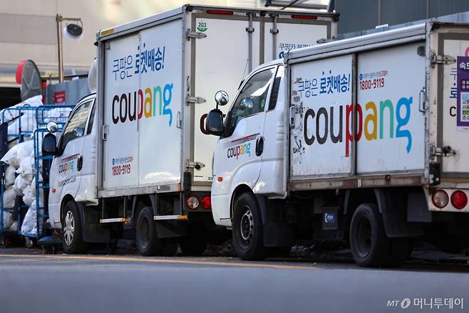 (서울=뉴스1) 김도우 기자 = 국회에서 30일부터 이틀간 '쿠팡 침해 사고 및 개인정보 유출, 불공정 거래, 노동환경 실태 파악과 재발 방지 대책 마련을 위한 청문회'가 진행된다.  사진은 이날 서울 시내 한 쿠팡 물류센터에 주차된 배송차량. 2025.12.30/뉴스1  Copyright (C) 뉴스1. All rights reserved. 무단 전재 및 재배포,  AI학습 이용 금지. /사진=(서울=뉴스1) 김도우 기자