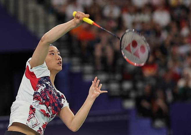 한국 배드민턴 선수 안세영(삼성생명)이 아시아선수권대회에서 8강 진출에 성공했다. 사진은 안세영이 2024년 8월5일 프랑스 파리 포르트드 라 샤펠 경기장에서 열린 2024 파리 올림픽 배드민턴 여자 단식 금메달 결정전에서 허빙자오(중국)와 경기한 모습. /로이터=뉴스1