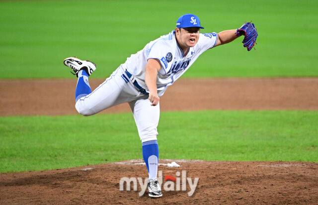 2025년 10월 14일 오후 대구 삼성라이온즈파크에서 열린 '2025 신한 SOL Bank KBO 포스트시즌' SSG 랜더스와 삼성 라이온즈의 준플레이오프 4차전 경기. 삼성 이승현이 8회초 역투하고 있다./마이데일리
