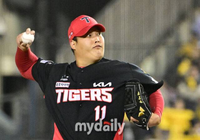 2026년 4월 1일 오후 서울 잠실구장에서 '2026 신한 SOL KBO리그' KIA 타이거즈와 LG 트윈스의 경기. KIA 조상우가 6회말 1사 만루서 구원등판해 역투하고 있다./마이데일리