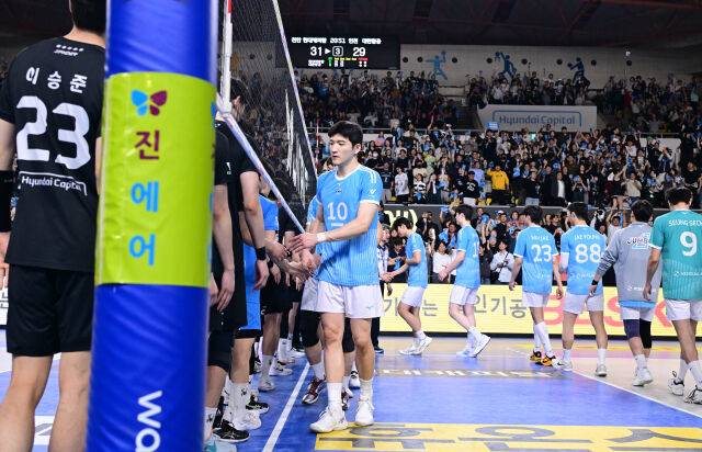 대한항공과 현대캐피탈 선수들이 4차전을 마친 뒤 인사하고 있다 / 한국배구연맹(KOVO)