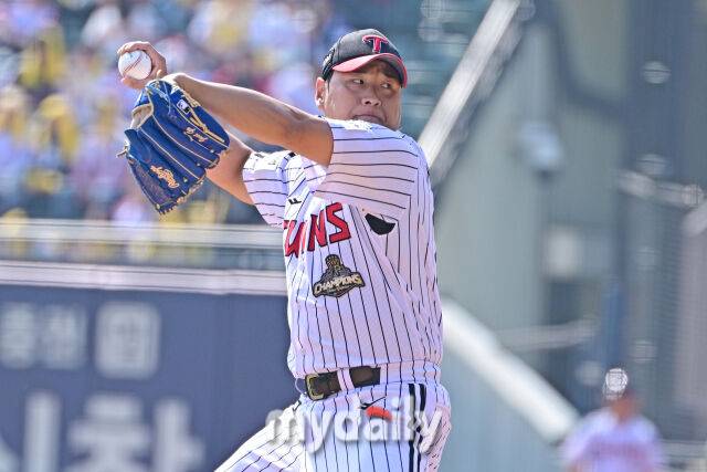 28일 서울 잠실야구장에서 열린 '2026 신한 SOL BANK KBO리그' LG 트윈스와 KT 위즈 경기.LG 배재준이 2회초 선발 치리노스와 교체 후 마운드에 올라 힘차게 투구하고 있다./마이데일리