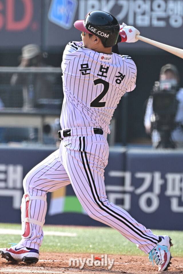 28일 서울 잠실야구장에서 열린 '2026 신한 SOL BANK KBO리그' LG 트윈스와 KT 위즈 경기.LG 문보경이 7회말 2사 1루에 1타점 적시 2루타를 치고 있다./마이데일리