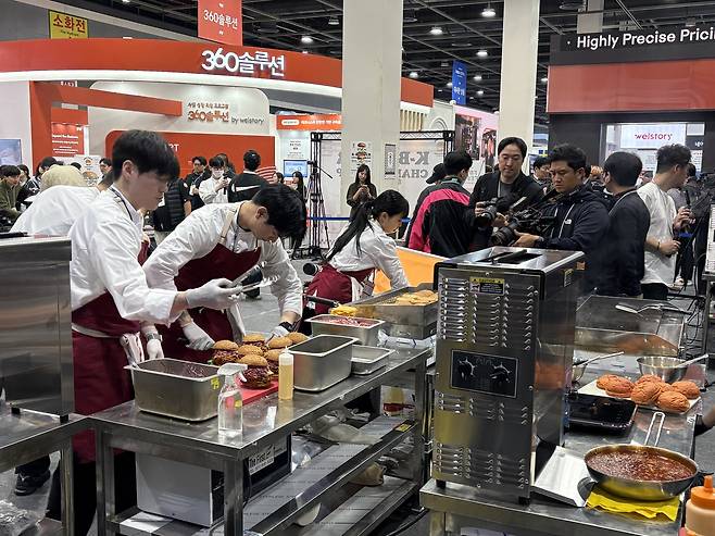 지난 9일 서울 양재동 aT센터에서 열린 ‘2026 코리아버거챔피언십(KBC)’ 세미파이널에서 참가자들이 치킨 버거를 만들고 있다. 강승연 기자