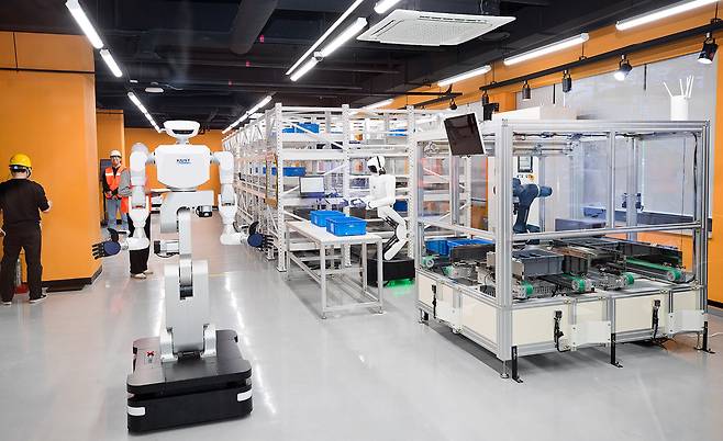 울산시가 정부 지원을 받아 조선업 혁신을 위한 인공지능(AI) 기반 구축에 나선다. 사진은 한국과학기술원(KAIST)이 구현한 ‘피지컬 AI 실증랩’에서 로봇들이 AI 에이전트 ‘다비스’의 지휘에 따라 일하고 있는 모습. [과학기술정보통신부 제공]