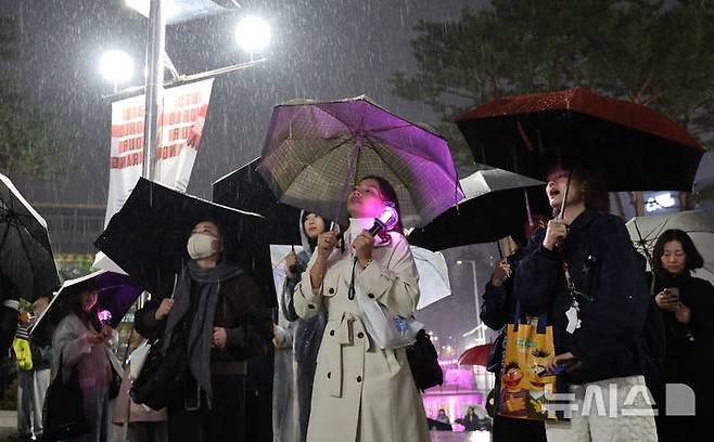 [고양=뉴시스] 황준선 기자 = 9일 오후 그룹 BTS(방탄소년단)의 월드투어 공연이 열린 경기 고양시 고양종합운동장을 찾은 팬들이 공연장 밖에서 공연을 듣고 있다. 2026.04.09. hwang@newsis.com