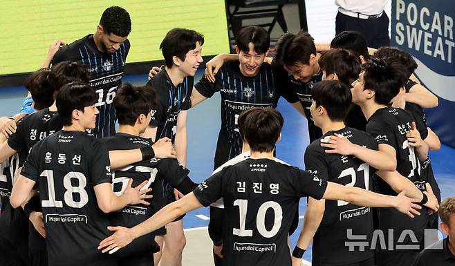 [천안=뉴시스] 박주성 기자 = 8일 오후 충남 천안시 서북구 유관순체육관에서 열린 2025-2026 V-리그 남자부 챔피언결정전 4차전 현대캐피탈과 대한항공의 경기에서 현대캐피탈이 세트 스코어 3대0으로 승리 후 환호하고 있다. 2026.04.08. park7691@newsis.com