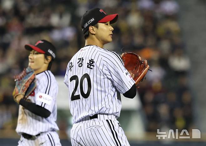 [서울=뉴시스] 조성우 기자 = 1일 오후 서울 송파구 잠실야구장에서 열린 2026 KBO리그 KIA 타이거즈와 LG 트윈스의 경기, LG 투수 우강훈이 KIA 8회초 공격 1사 후 김호령을 범타 처리한 뒤 내야진에게 박수를 보내고 있다. 2026.04.01. xconfind@newsis.com