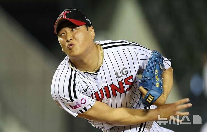 [서울=뉴시스] 고범준 기자 = 16일 서울 송파구 잠실야구장에서 열린 2025 KBO리그 삼성 라이온즈와 LG 트윈스의 경기, 9회초 LG 배재준이 역투하고 있다. 2025.04.16. bjko@newsis.com