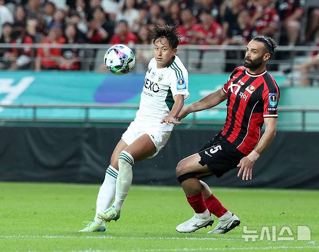 [서울=뉴시스] 이영환 기자 = 2일 오후 서울 마포구 서울월드컵경기장에서 열린 2025 하나은행 코리아컵 8강 전북 현대 모터스와 FC 서울의 경기 후반전, 전북 현대 이승우가 패스를 하고 있다. 2025.07.02. 20hwan@newsis.com