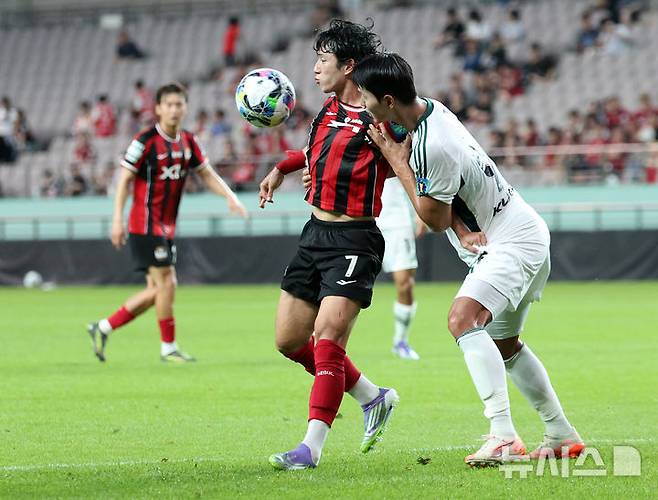 [서울=뉴시스] 이영환 기자 = 2일 오후 서울 마포구 서울월드컵경기장에서 열린 2025 하나은행 코리아컵 8강 전북 현대 모터스와 FC 서울의 경기 전반전, FC 서울 정승원과 전북 현대 연제운이 볼다툼을 하고 있다. 2025.07.02. 20hwan@newsis.com