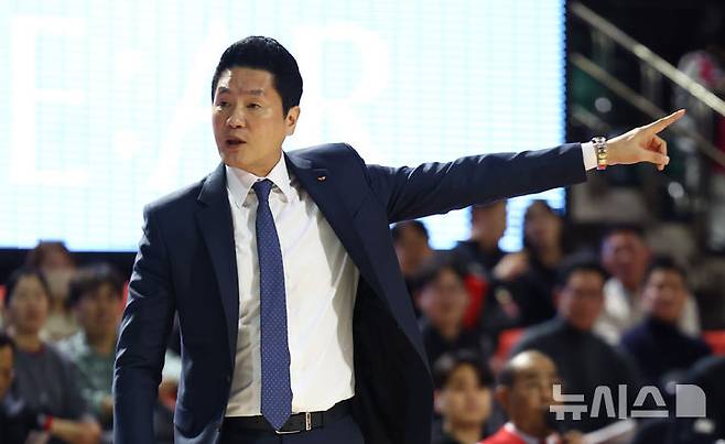 [서울=뉴시스] 황준선 기자 = 2일 서울 송파구 잠실학생체육관에서 열린 2025-2026 KBL 프로농구 서울 SK 나이츠와 부산 KCC 이지스의 경기, SK 전희철 감독이 선수들에게 지시하고 있다. 2026.02.02. hwang@newsis.com