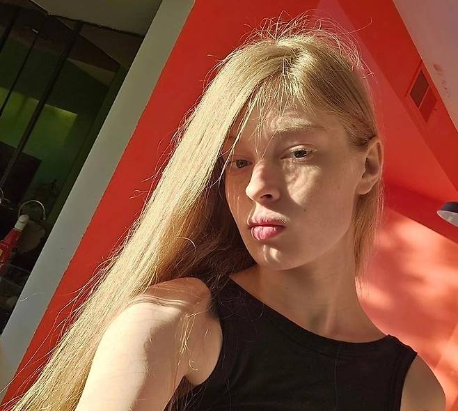 [서울=뉴시스] 일론 머스크의 딸 비비안 윌슨이 코스모폴리탄과의 인터뷰에서 유년시절 겪었던 고립감을 털어놓았다. (사진='vivllainous' 인스타그램 계정 캡처)