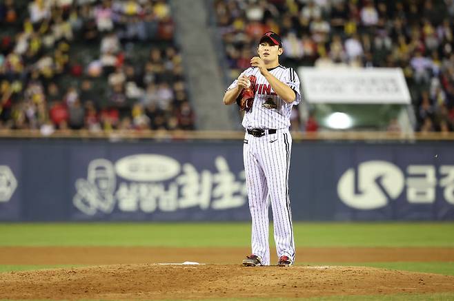 [서울=뉴시스] 프로야구 LG 트윈스의 김영우가 31일 서울 잠실구장에서 열린 2026 신한 쏠 KBO리그 KIA 타이거즈전에 불펜 등판해 공을 던질 준비를 하고 있다. (사진=LG 트윈스 제공) 2026.03.31. *재판매 및 DB 금지