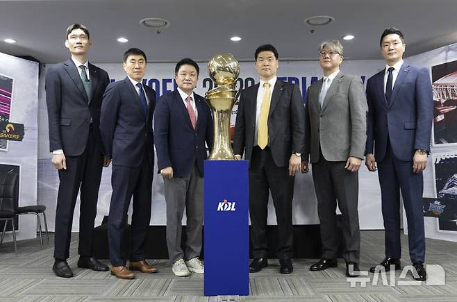 [서울=뉴시스] 김근수 기자 = 10일 서울 서초구 KBL센터에서 열린 2025-26 LG전자 프로농구 플레이오프 미디어데이에서 감독들이 기념촬영을 하고 있다. 왼쪽부터 DB 김주성 감독, KCC 이상민 감독, 정관장 유도훈 감독, LG 조상현 감독, 소노 손창환 감독, SK 전희철 감독. 2026.04.10. ks@newsis.com