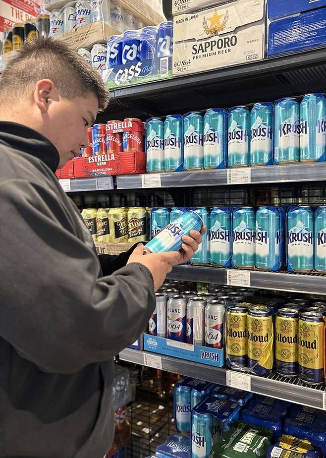 몽골 울란바토르에 위치한 마트에서 소비자가 크러시를 살펴보고 있다. (사진=롯데칠성음료 제공) *재판매 및 DB 금지