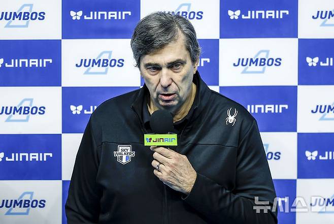 [인천=뉴시스] 정병혁 기자 = 10일 인천 계양구 인천계양체육관에서 열린 2025-2026 V리그 챔피언결정전 5차전 대한항공과 현대캐피탈의 경기에 앞서 현대캐피탈 필립 블랑 감독이 인터뷰를 하고 있다. 2026.04.10. jhope@newsis.com