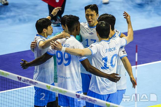 [인천=뉴시스] 정병혁 기자 = 10일 인천 계양구 인천계양체육관에서 열린 2025-2026 V리그 챔피언결정전 5차전 대한항공과 현대캐피탈의 경기, 대한항공 선수들이 득점하자 기뻐하고 있다. 2026.04.10. jhope@newsis.com