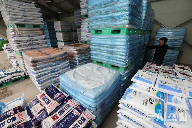 [고양=뉴시스] 황준선 기자 = 6일 경기 고양시의 한 농협 자재센터에 비료가 보관돼 있다. 중동전쟁 장기화로 국제 비료 원료 가격이 상승해 농산물 및 식품 물가 상승이 우려되고 있다. 특히 질소 비료의 핵심 원료인 요소 가격의 지난달 중동 지역 요소 수출 가격은 t당 670달러로 전월 대비 38.1%, 전년 동기 대비 172.3% 급등하면서 농가 부담이 커지고 있다. 우리나라 비료용 요소 수입의 중동 의존도는 43.7%에 달하며, 이 가운데 호르무즈 해협을 통과하는 물량은 38.4%다. 2026.04.06. hwang@newsis.com