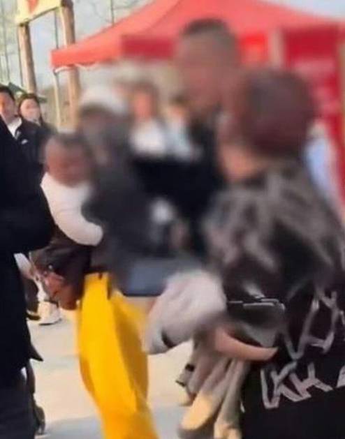 현장에서 남편의 뺨을 때리는 아내의 모습 [웨이보]