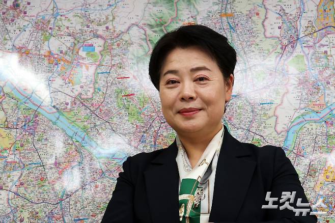 서울 여의도 캠프 사무실 내 서울시 조감도 앞에서 포즈를 취한 국민의힘 윤희숙 서울시장 경선 후보. 윤창원 기자