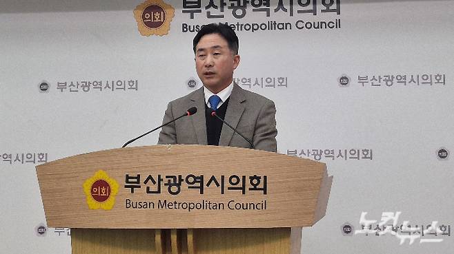 김부민 더불어민주당 부산 사상구청장 예비후보가 긴급 기자회견을 열고 있다. 강민정 기자