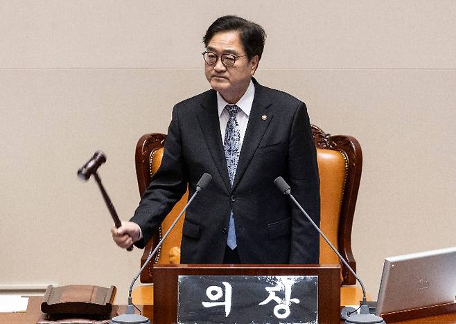 우원식 국회의장이 10일 국회에서 열린 본회의에서 정부가 제출한 '26.2조' 규모의 추가경정예산 통과를 선포하고 있다. 연합뉴스