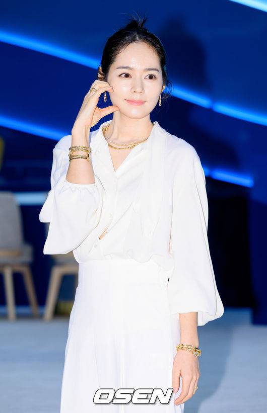 [OSEN=이대선 기자] 2일 오전 서울 롯데백화점 잠실점 에비뉴엘에서 모던 주얼리 브랜드의 팝업스토어 오픈 행사가 진행됐다.배우 한가인이 포즈를 취하고 있다. 2024.05.02 /sunday@osen.co.kr