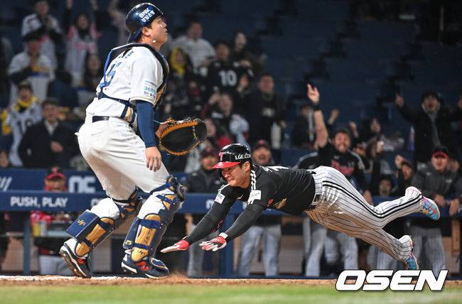 [OSEN=창원, 이석우 기자] 8일 창원NC파크에서 2026 신한 SOL KBO 리그 NC 다이노스와 LG 트윈스의 경기가 열렸다. 홈팀 NC는 신민혁이, 방문팀 LG는 웰스가 선발 출전했다. LG 트윈스 오지환이 8회초 2사 2루 중견수 쪽 적시타를 치고 홈으로 쇄도, 그라운드 홈런을 만들고 있다. 2026.04.08 / foto0307@osen.co.kr