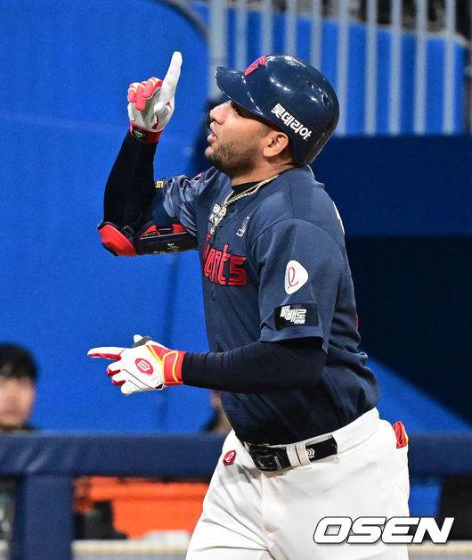 [OSEN=고척, 지형준 기자] 10일 서울 고척스카이돔에서 ‘2026 신한은행 SOL Bank KBO리그’ 키움 히어로즈와 롯데 자이언츠의 경기가 열렸다.이날 키움은 라울 알칸타라, 롯데는 엘빈 로드리게스를 선발투수로 내세웠다.&nbsp;5회초 무사에서 롯데 레이예스가 중월 솔로포를 날리며 기뻐하고 있다. 2026.04.10&nbsp;/ jpnews@osen.co.kr