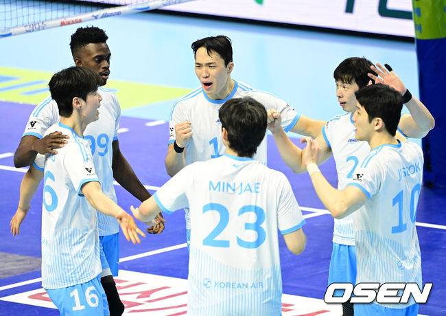 [OSEN=인천, 최규한 기자] 10일 인천 계양체육관에서 ‘진에어 2025-26 V-리그’ 남자부 챔피언결정 5차전 대한항공과 현대캐피탈의 경기가 열렸다. 2세트, 대한항공 선수들이 득점에 기뻐하고 있다. 2026.04.10 / dreamer@osen.co.kr