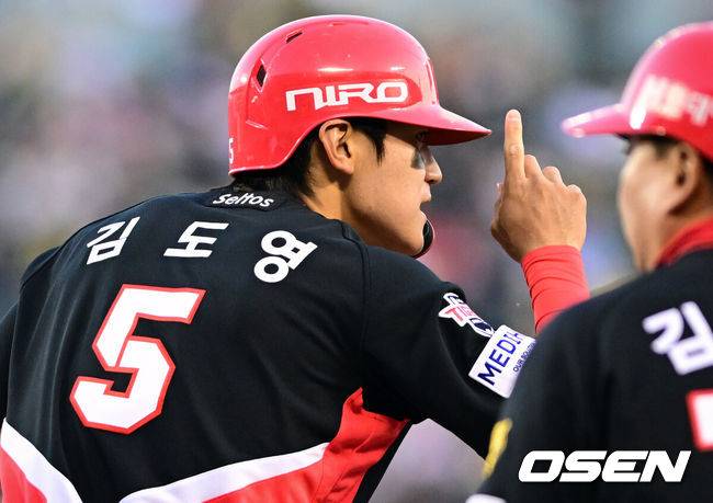 [OSEN=잠실, 조은정 기자] 프로야구 LG 트윈스가&nbsp;KIA 타이거즈에 위닝에 성공했다.&nbsp;LG 2일 잠실구장에서 열린 2026 KBO리그 KIA와 경기에서 2-1로 승리했다. 1승 1패를 주고받고 3연전 마지막 경기에서 승리했다. 이로써 LG는 개막 3연패 이후 2연승을 기록했다. KIA는 1승 4패가 됐다.&nbsp;1회초 2사 KIA 김도영이 내야안타를 날린 뒤 베이스를 밟고 있다. 2026.04.02 /cej@osen.co.kr