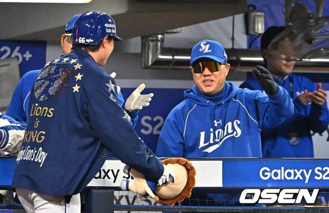 [OSEN=대구, 이석우 기자] 10일 대구삼성라이온즈파크에서 2026 신한 SOL KBO 리그 삼성 라이온즈와 NC 다이노스의 경기가 열렸다. 홈팀 삼성은 후라도가, 방문팀 NC는 구창모가 선발 출전했다. 삼성 라이온즈 박승규가 5회말 1사 좌월 솔로 홈런을 치고 박진만 감독의 축하를 받고 있다. 2026.04.10 / foto0307@osen.co.kr