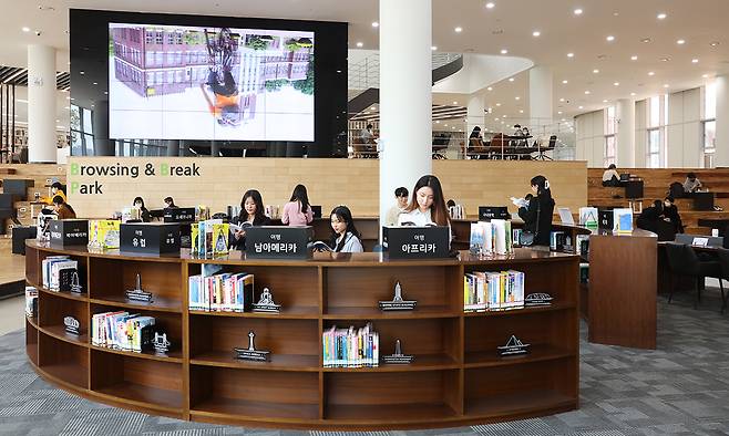 전남대 도서관 정보마루에서 학생들이 주제별로 전시된 도서를 둘러보고 있다. 전남대 제공